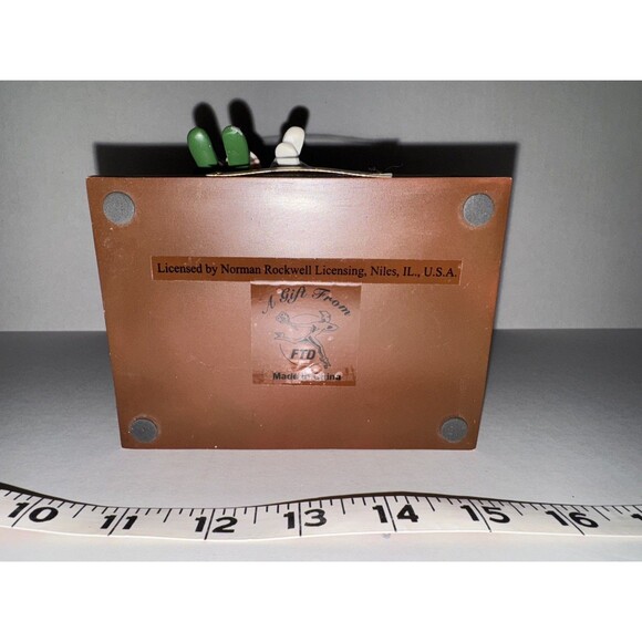 Norman Rockwell Collection - Santa Looking at Sleeping Children - Picture 6 of 6